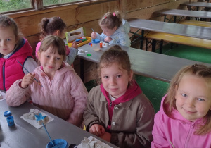 Motylki malują gipsowe figurki owadów