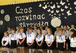 Słoneczka podczas występu z okazji zakończenia przedszkola