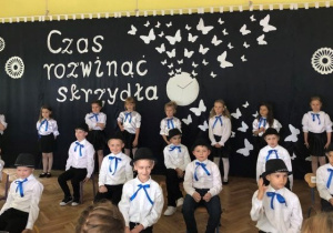 Słoneczka w trakcie tańca dżentelmenów