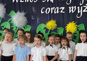 Starszaków pożegnali młodsi koledzy i koleżanki z grupy Smerfy