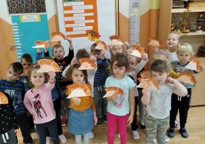 Dzieci z grupy Misie pokazują wykonane przez siebie jeże.