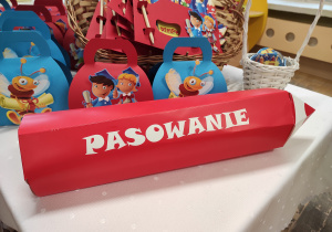 Kredka do pasowania przedszkolaków oraz upominki dla nich.