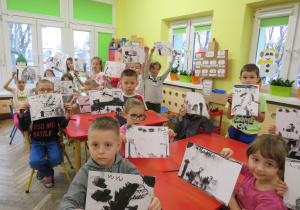Słoneczka prezentują swoje prace malowane węglem.