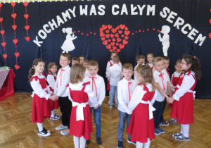Smerfy w tańcu dla Babci i Dziadka.