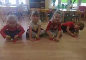 Krasnale już wiedzą, że symbolem Walentynek jest serce.
