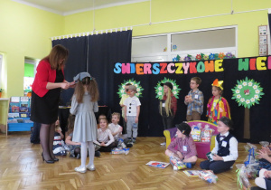 Pani Dyrektor w trakcie wręczania nagród.