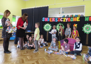 Wręczanie nagród przez panią Dyrektor.