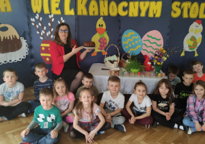 Grupa Smerfów i Pani Dyrektor przy wielkanocnym stole.