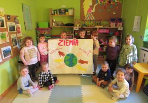Motylki i ich plakat z okazji Dnia Ziemi.