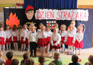 Dzieci recytują wiersze.