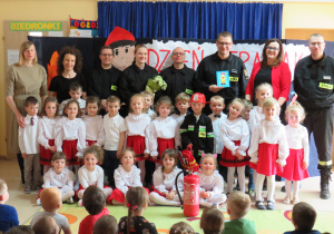 Wspólne zdjęcie ze strażakami i Panią Dyrektor.