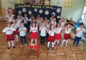 Biedronki w trakcie występu z okazji Dnia Mamy i Taty.