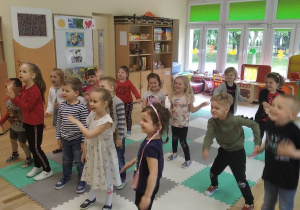 Tańce w wykonaniu Misiów.