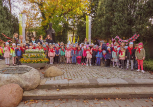 Dzieci pod pomnikiem Jana Pawła II.