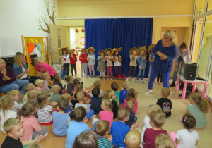 Jesienne kapelusze na głowach przedszkolaków.