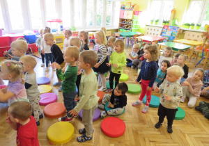 Krasnale i Misie przygotowują się do piosenki.