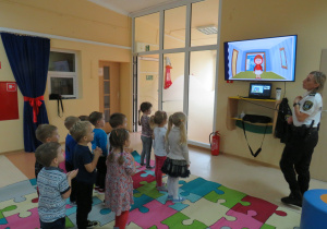 Biedronki podczas spotkania z pracownikiem Straży Miejskiej.