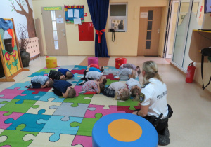 Biedronki uczą się właściwych zachowań podczas spotkania z obcymi.