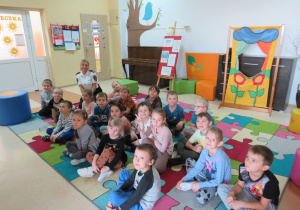 Słoneczka podczas zajęć z pracownikiem Straży Miejskiej.