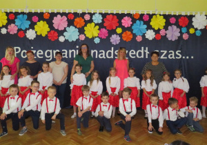 Grupa Słoneczek z wychowawczyniami i Panią Dyrektor.