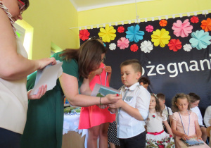 Pani Dyrektor wręcza nagrody książkowe.