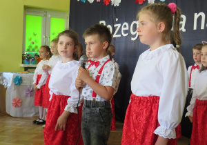 Smerfy żegnają nauczycieli i pracowników przedszkola.