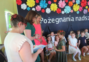 Wręczanie pamiątkowych medali i książek.