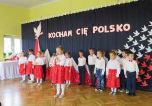 Słoneczka w trakcie patriotycznego występu.