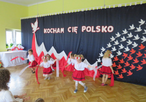 Smerfy podczas tańca z barwami patriotycznymi.