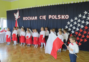 Słoneczka podczas śpiewu pieśni patriotycznej.