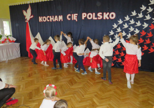 Dzieci tańczą poloneza.