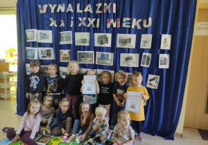 Grupa Misiów podczas Dnia Wynalzcy.