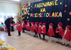 Pani Dyrektor pasuje grupę Krasnali.