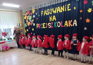 Występ Krasnali z okazji ich pasowania na przedszkolaka.