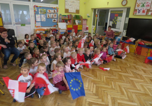 Przedszkolaki podczas koncertu muzycznego Uli Pakuły.