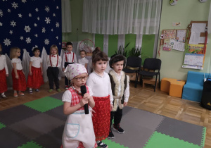 Biedronki podczas występu jasełkowego.