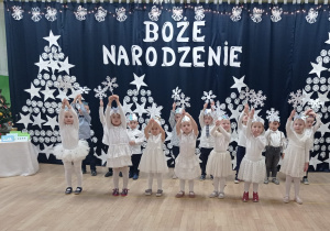 Krasnale podczas występu.