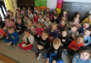 Przedszkolaki z popcornowym przysmakiem.