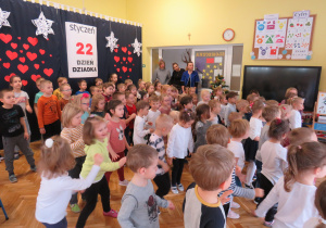 Rock'n'rollowy taniec w wykonaniu przedszkolaków.