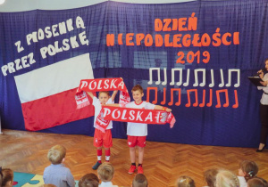 Chłopcy w strojach kibica reprezentacji polskiej.