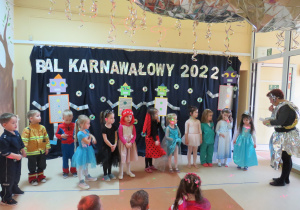 Dzieci w oczekiwaniu na zadania konkursowe.