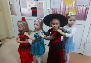 Dziewczynki na balu.