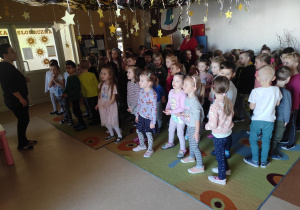Wspólny śpiew piosenki "W Układzie Słonecznym".