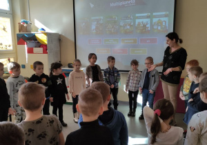 Dzieci z uwagą słuchają ciekawostek.