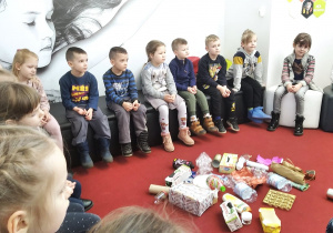 Dzieci słuchają jak należy dbać o środowisko.