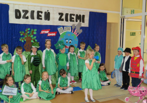 Smerfy podczas przedstawienia z Okazji Dnia Ziemi.