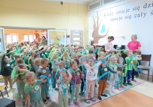 Wspólny taniec przedszkolaków.