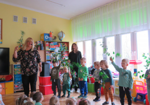 Misie i Krasnale w piosence o ochronie drzew.