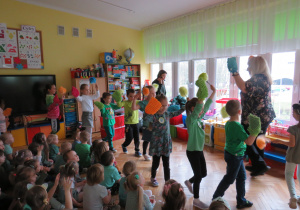 Przedszkolaki wyruszają w piosence na sprzątanie świata.