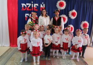 Motylki z gośćmi i Panią Dyrektor.